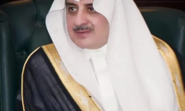 أمير تبوك يزور الشيخ الغريض للاطمئنان على صحته