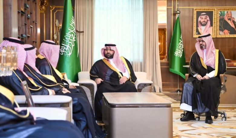 أمير جازان يستعرض مع رئيس ووكلاء الجامعة قضايا أكاديمية متعددة