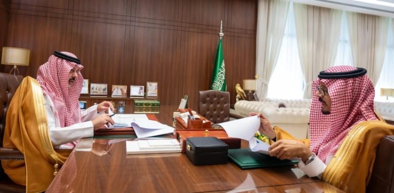 أمير حائل يستقبل الرئيس التنفيذي لهيئة تطوير المنطقة في لقاءٍ هام لتعزيز التعاون.