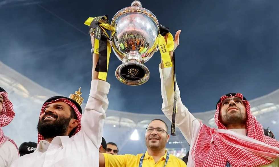 أنمار الحائلي ينسحب من الترشح لولاية جديدة لرئاسة اتحاد جدة
                
                أعلن أنمار الحائلي رئيس اتحاد جدة السعودي انسحابه من الترشح لولاية جديدة لرئاسة النادي بعد "دراسة عميقة للواقع الحالي والمصلحة العليا للنادي".
                الخميس، 31 يوليه 2025 - 16:44
