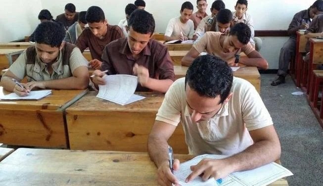 أولياء الأمور يلتقطون آراء طلاب الثانوية العامة حول امتحاني الكيمياء والجغرافيا