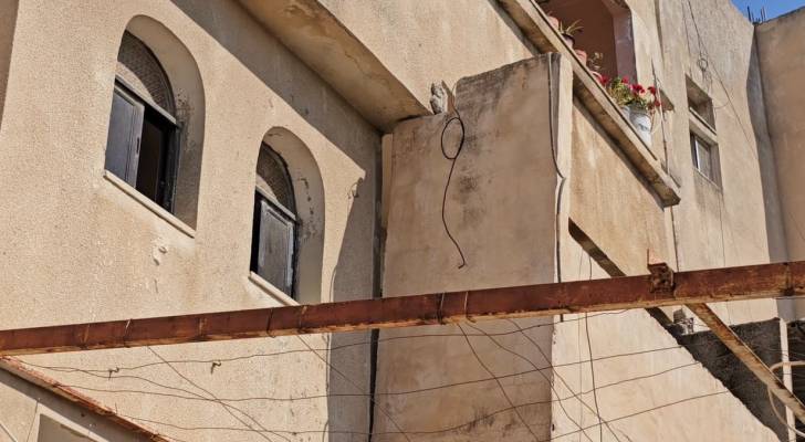 إخلاء مبنى سكني في إربد بعد سقوط أجزاء منه وفق مراسل رؤيا