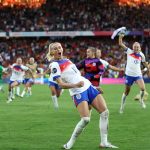 بقفاز هامبتون وركلة كيلي.. إنجلترا ترفع كأس يورو السيدات للمرة الثانية على التوالي
                
                بسيناريو جنوني في ركلات الترجيح، توجت إنجلترا بلقب يورو 2025 للسيدات على حساب إسبانيا، بعد التعادل 1-1 في الوقت الأصلي والإضافي للمباراة النهائية.
                الأحد، 27 يوليه 2025 - 22:19