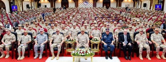 اجتماع حيوي لوزير الدفاع مع قادة وضباط القوات المسلحة في المنطقة المركزية العسكرية