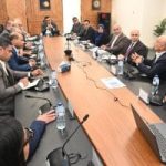 اجتماع وزير الإسكان مع مسئولى HDB لمتابعة مشروعات المدن الجديدة