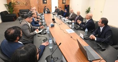 اجتماع وزير الإسكان مع مسئولى HDB لمتابعة مشروعات المدن الجديدة