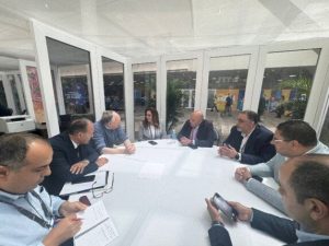 اجتماع وزيرة التنمية المحلية ورئيس شركة إزري العالمية لتعزيز التعاون المشترك