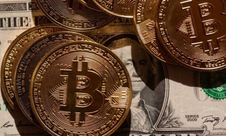 ارتفاع عملة "البيتكوين" إلى ذروة تاريخية يثير الاهتمام في الأسواق المالية العالمية.