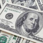 ارتفاع قيمة الدولار في مقابل تراجع اليورو وتأثيره على الاقتصاد العالمي.