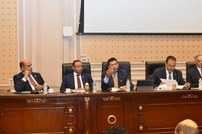 استثمار رياضي: أشرف صبحي يؤكد على دعم وتشجيع الاستثمار المحلي والأجنبي في مصر