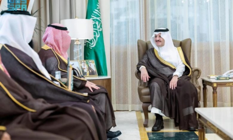استقبال أمير الشرقية لرئيس جمعية التنمية بالحزام الذهبي وتفاصيل البرامج  
أمير الشرقية يلتقي رئيس جمعية التنمية بالحزام الذهبي ويستعرض البرامج  
لقاء أمير الشرقية مع رئيس جمعية التنمية بالحزام الذهبي وتبادل الآراء