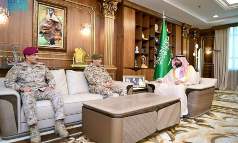 استقبال الأمير محمد بن عبدالعزيز لقائدَي قوة جازان السابق والجديد