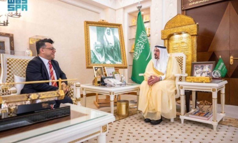 استقبال مميز للسفير المالطي بأمير القصيم  
أمير القصيم يرحب بالسفير المالطي  
لقاء هام بين أمير القصيم والسفير المالطي  
السفير المالطي يزور أمير القصيم  
الأمير يستضيف السفير المالطي في القصيم