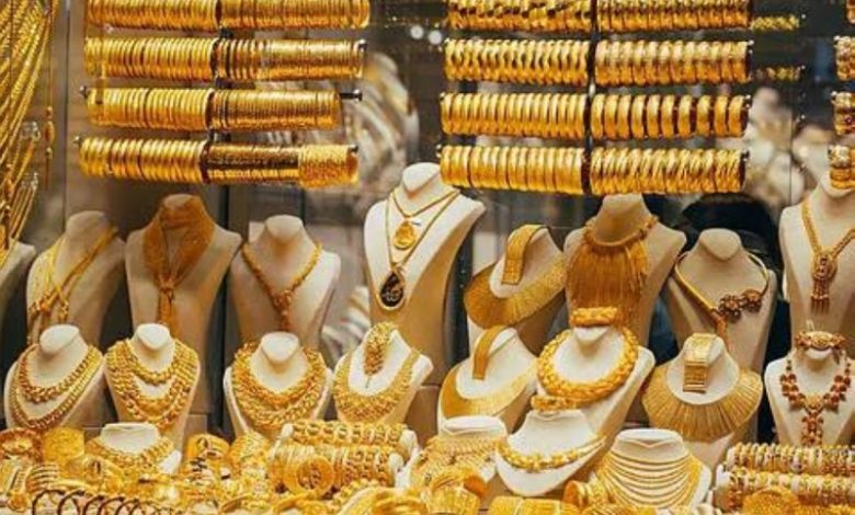 استقرار أسعار الذهب يعكس توازن الأسواق وتأثيرات العوامل الاقتصادية المختلفة عليه.
