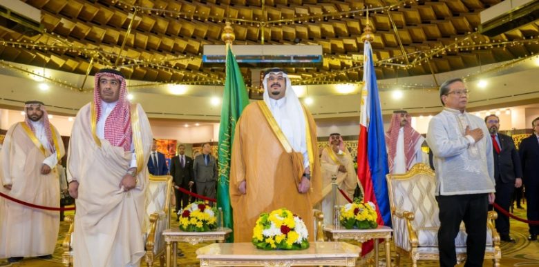 الأمير محمد بن عبدالرحمن يُضيء حفل سفارة الفلبين  
حضور الأمير محمد بن عبدالرحمن يُبهِر حفل سفارة الفلبين  
الأمير محمد بن عبدالرحمن يُشارك في حفل سفارة الفلبين  
زيارة الأمير محمد بن عبدالرحمن ترفع من مستوى حفل سفارة الفلبين
