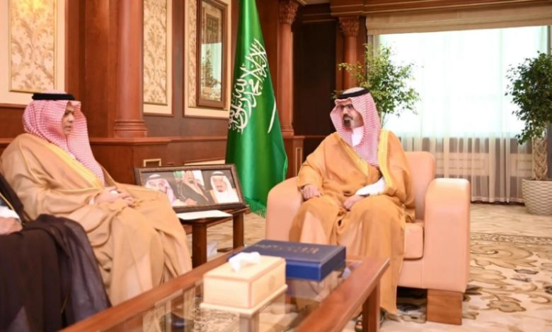 الأمير ناصر بن محمد يستقبل رئيس غرفة جازان في لقاء لتعزيز التعاون المشترك.