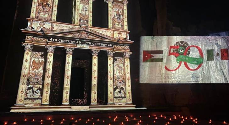 البترا تحتفل باليوبيل الذهبي للعلاقات الأردنية المكسيكية بإضاءة الخزنة بألوان العلم المكسيكي