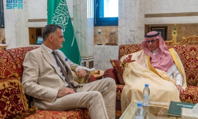 الحارثي يناقش تعزيز التعاون الإعلامي مع سفير الاتحاد الأوروبي