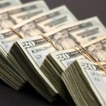 الدولار ينخفض إلى أدنى مستوياته خلال الأشهر الأربعة الماضية مع تزايد الضغوط الاقتصادية.
