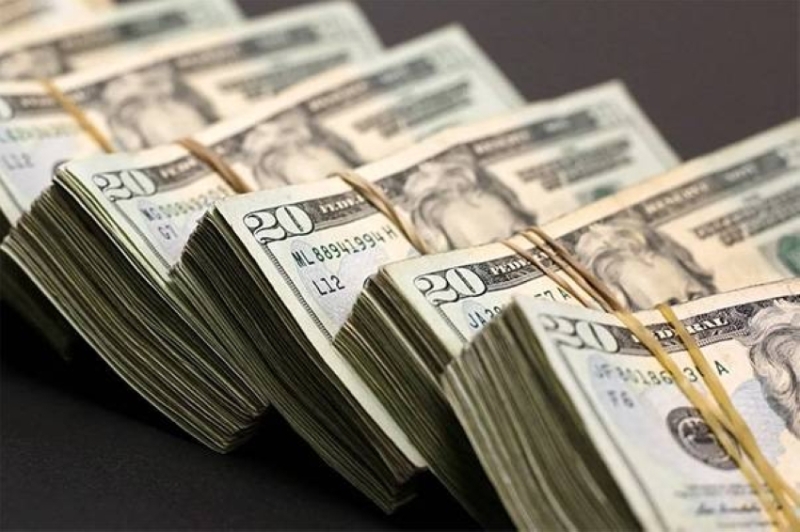 الدولار ينخفض إلى أدنى مستوياته خلال الأشهر الأربعة الماضية مع تزايد الضغوط الاقتصادية.