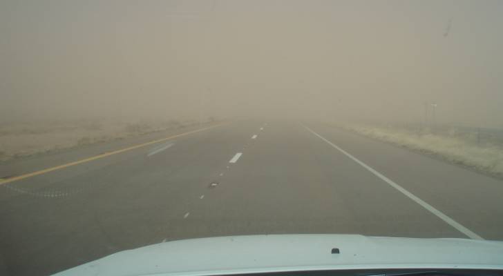 الرياح المثيرة للغبار تؤثر على الطريق الصحراوي مع وضوح في الرؤية