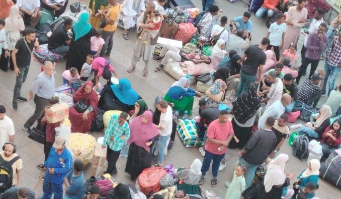 السودانيون يتدفقون إلى محطة مصر لركوب القطار المتجه إلى أسوان