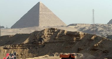 السياحة تحقق في أعمال حفر "لودر" حول الأهرامات