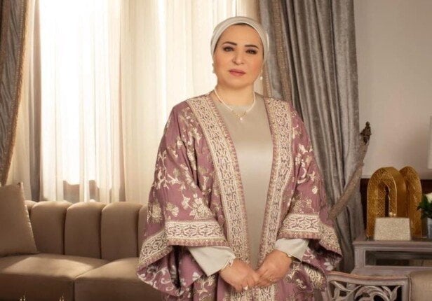 السيدة انتصار السيسي تجري اتصالًا هاتفيًا بوالدة الضابط نور امتياز كامل