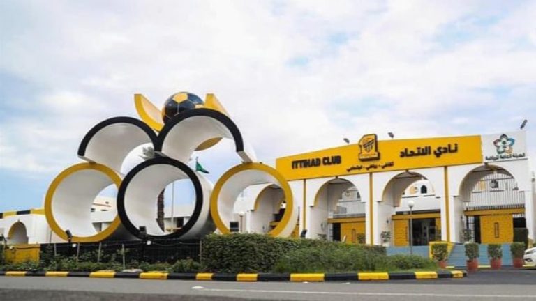 زلزال في الشارع الرياضي بسبب "العميد" .. الأندية تتسوق والاتحاد يتفرج