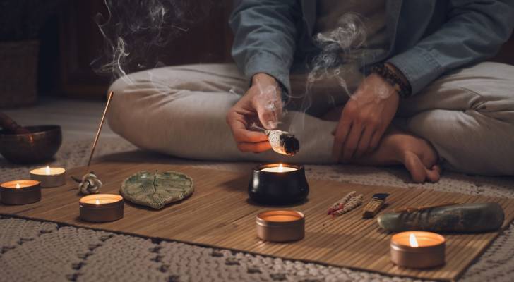 القبض على مدّعٍ لعلاج الروحي بعد نقل فتاة للمستشفى