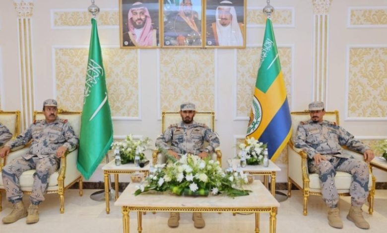 الودعاني يزور منسوبي حرس الحدود في المدينة وتبوك