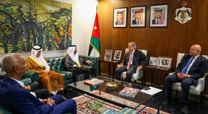 تأكيد رئيس الوزراء على ضرورة تثبيت الفلسطينيين على أرضهم مع رئيس البرلمان العربي