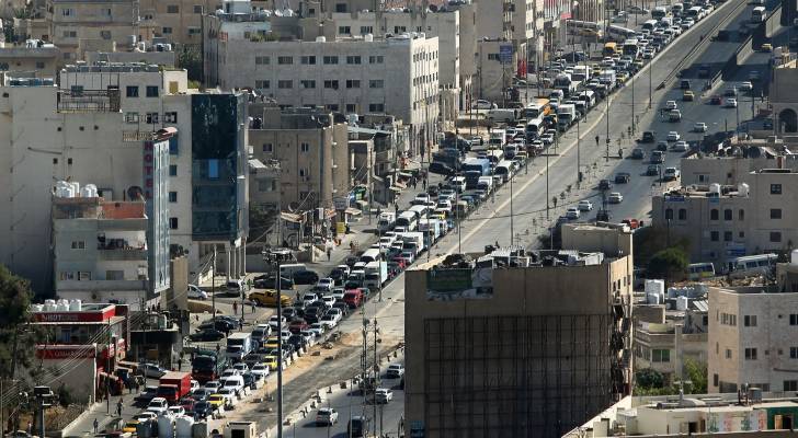 تباطؤ مروري ملحوظ لحركة المركبات القادمة من جسر الثامن نحو دوار الشعب