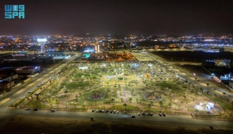 تجذب حدائق ومتنزهات الجوف الشباب بأجوائها المعتدلة في المساء
