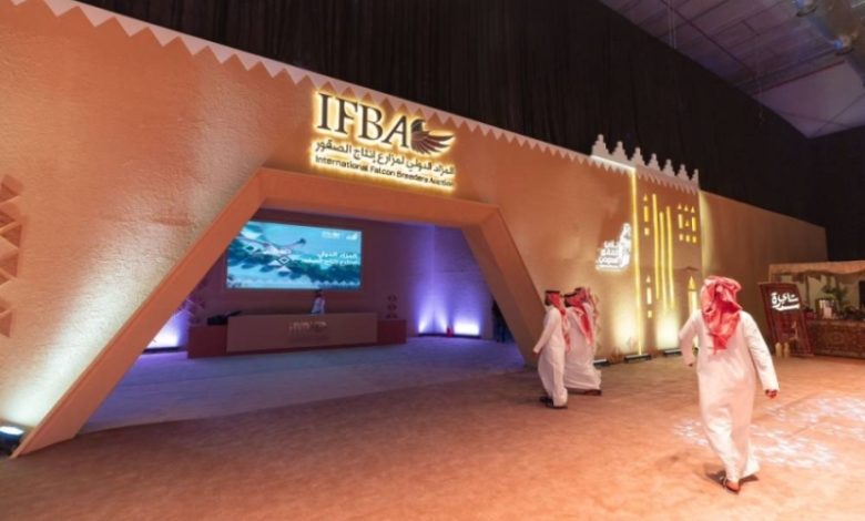 تجمع عالمي في الرياض لمزاد الصقور"  
"مزاد الصقور يستقطب الجميع في الرياض"  
"الرياض تحتضن مزاد الصقور العالمي"  
"مزاد الصقور يقرب العالم في الرياض