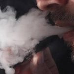 الصحة تحذر: السجائر الإلكترونية تسبب الإدمان وتهدد القلب والرئة والمعدة