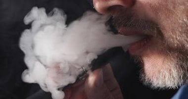 الصحة تحذر: السجائر الإلكترونية تسبب الإدمان وتهدد القلب والرئة والمعدة