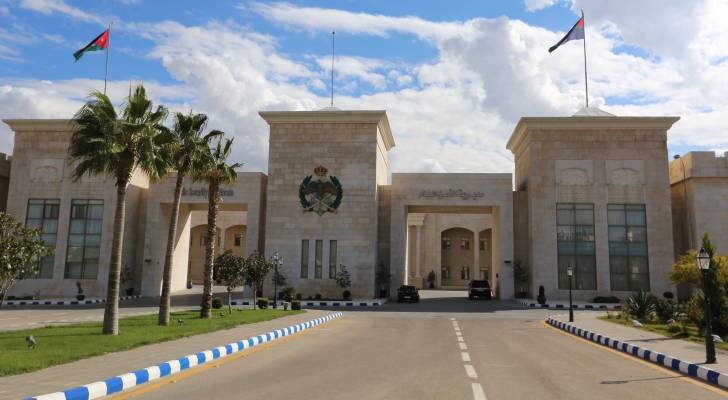 تحقيقات حول وفاة موقوف عقب إسعافه من شرطة الرمثا للمستشفى