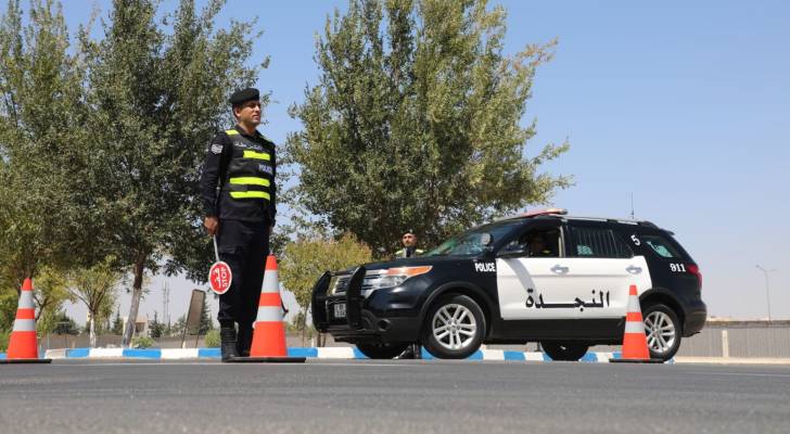 تدهور قلاب يعرقل حركة السير قرب إشارة البنك الكويتي في القويسمة