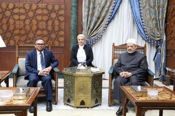 تعزيز التعاون العلمي بين شيخ الأزهر وسفير كمبوديا
