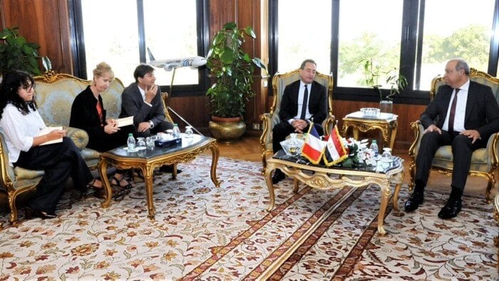 تعزيز التعاون في الملاحة الجوية بين وزير الطيران وسفير فرنسا