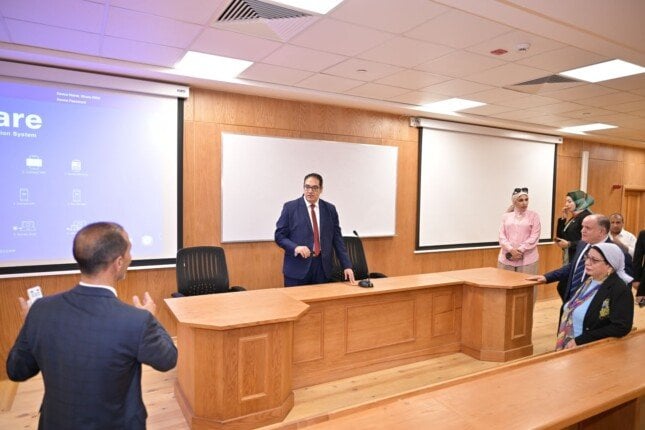 تفقد رئيس جامعة القاهرة مقر الجامعة الأهلية وأصدر توجيهات بالاستعداد للعام الجديد