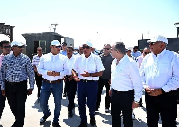تفقد مدبولي محطة التجارب البحثية لتحلية مياه البحر بالعلمين الجديدة
