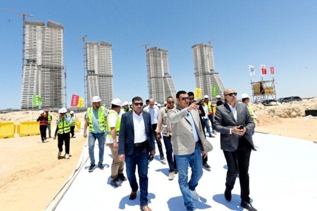تفقد وزير الإسكان أبراج «الداون تاون» وبحيرات «كريستال لاجون» في مدينة العلمين الجديدة