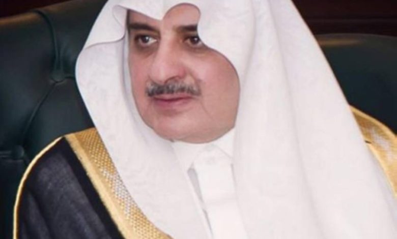 تقديم العزاء: أمير تبوك يواسي الدكتور عبدالله الشريف في وفاة والدته