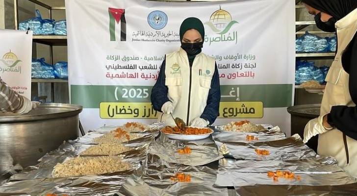 توزيع الخبز الطازج والوجبات الغذائية على مئات العائلات النازحة في مواصي خان يونس من قبل الحملة الأردنية