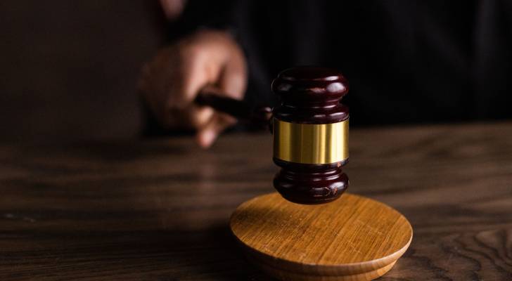 توقيف 7 أشخاص بتهمة سرقة قاصة شركة في عمان