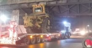 سقوط جزئى لكوبرى مشاة بطوخ بعد اصطدام سيارة نقل به على الطريق الزراعى.. صور