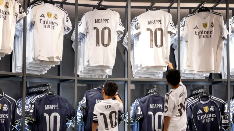 جمهور ريال مدريد يتحدى حرارة الجو من أجل مبابي