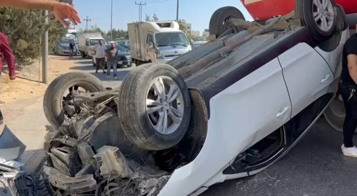 حادث انقلاب مركبة يربك حركة السير في شارع السلام بعمان